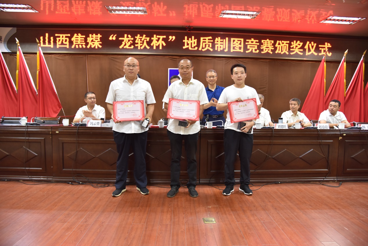 頒發一等獎.jpg 頒發一等獎.jpg