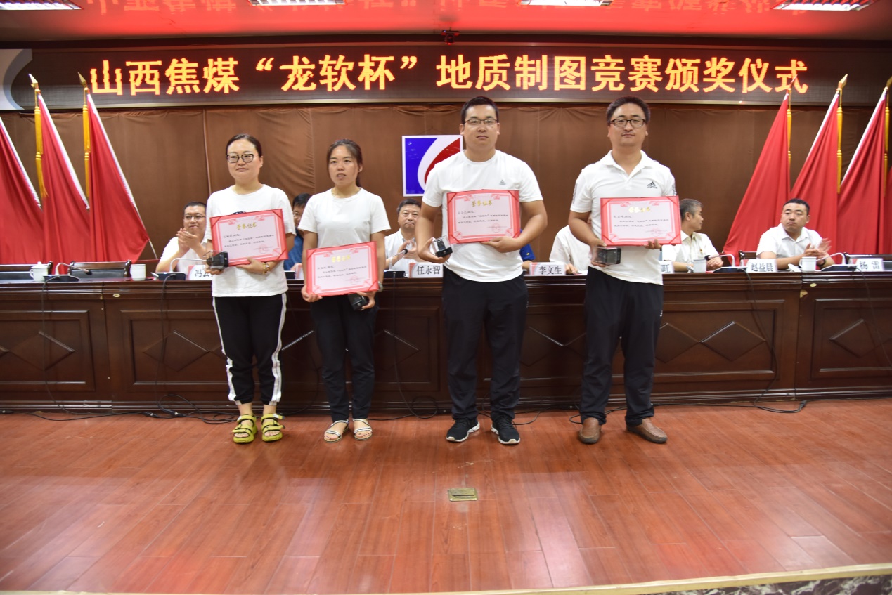 頒發三等獎.jpg 頒發三等獎.jpg